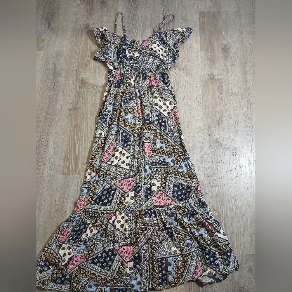 A New Look Sleeveless Multi Color Dress. Size: Medium